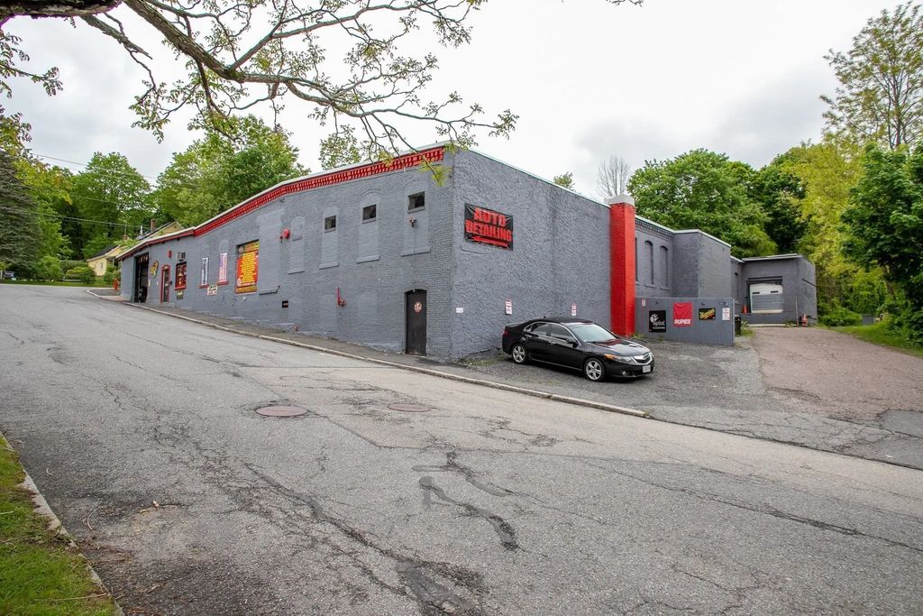 17 Simonds Rd, Fitchburg