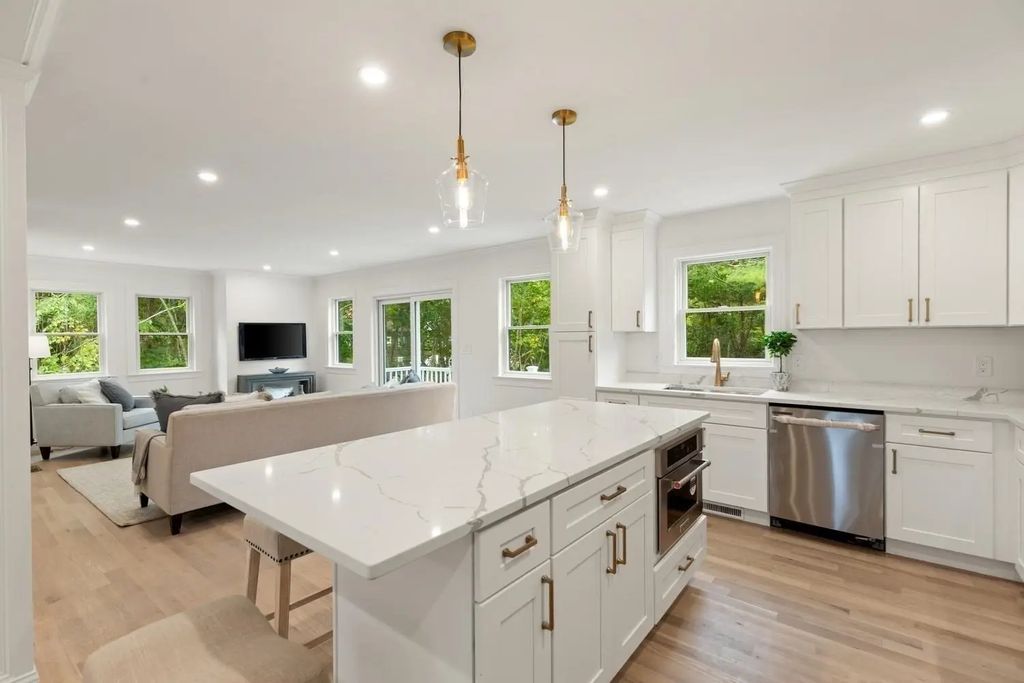 318 Essex Ave #a, Gloucester