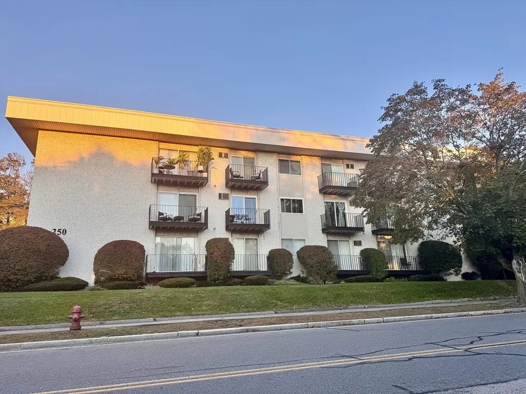 250 Nesmith St #b10, Lowell