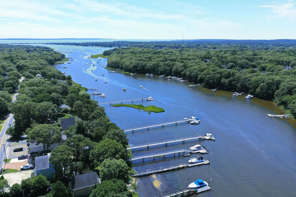 107 Shorewood Dr, Falmouth
