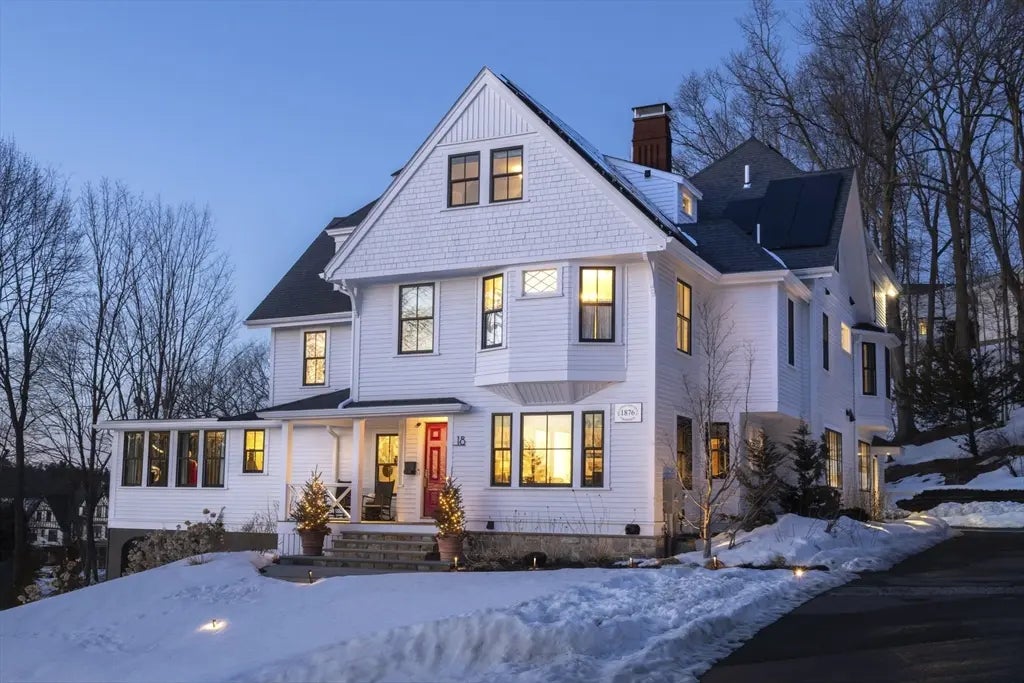 18 Maugus Avenue, Wellesley