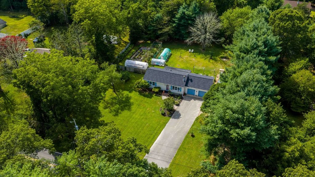 247 Perry Hill Rd, Acushnet