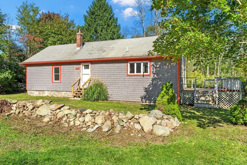 402 Beechwood St., Cohasset