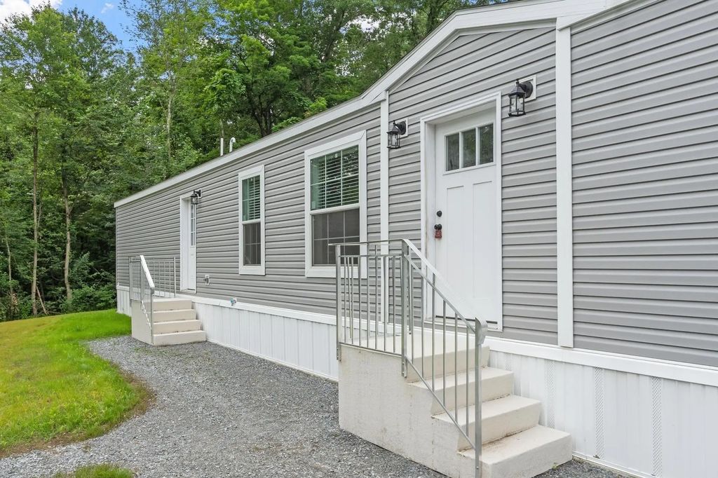 1990 Mass Ave #10, Lunenburg