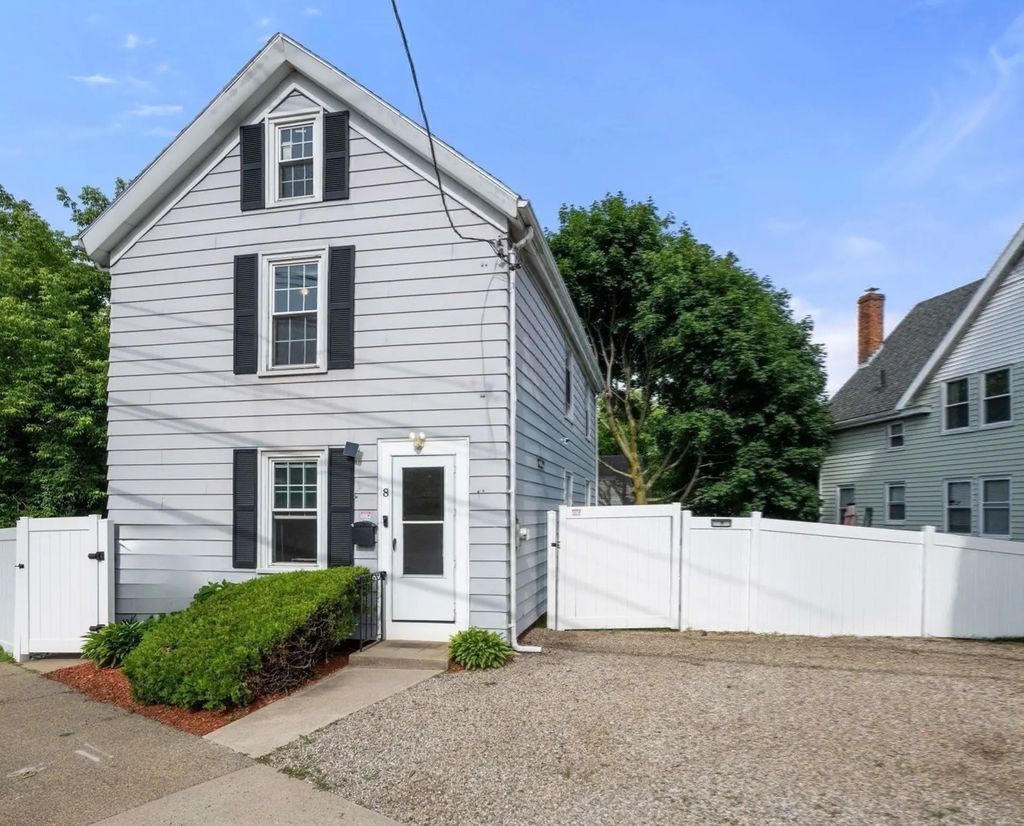 8 Pulaski St, Peabody