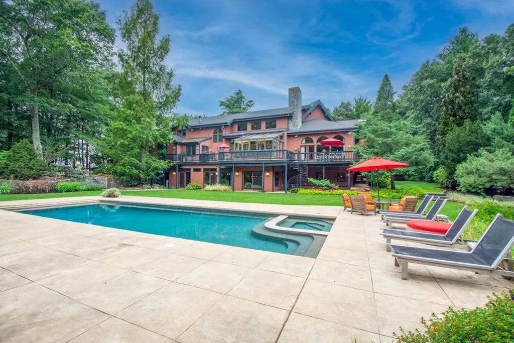 6 Mountain View Dr, Framingham