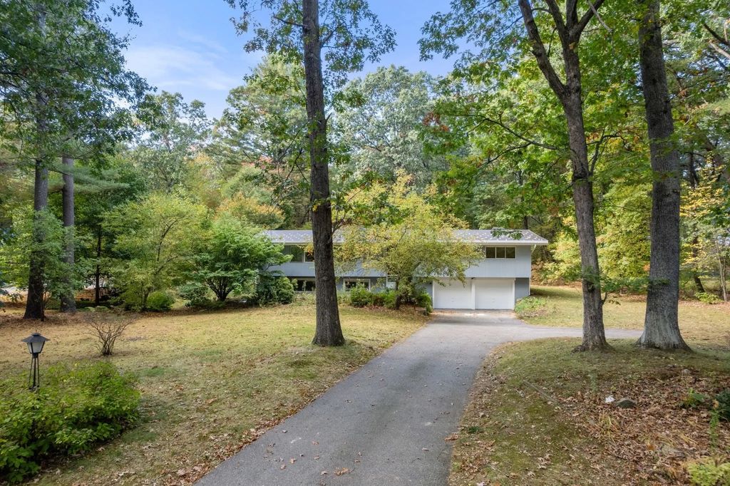 19 Holiday Road, Wayland