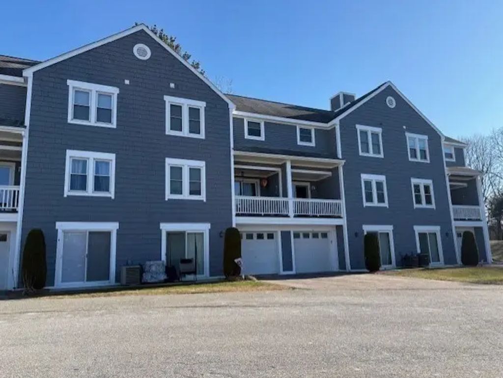 3 Fairway Ln #3, Blackstone