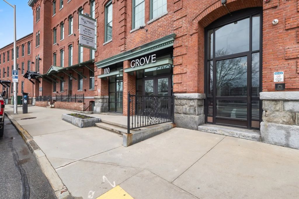 100 Grove St #215, Worcester