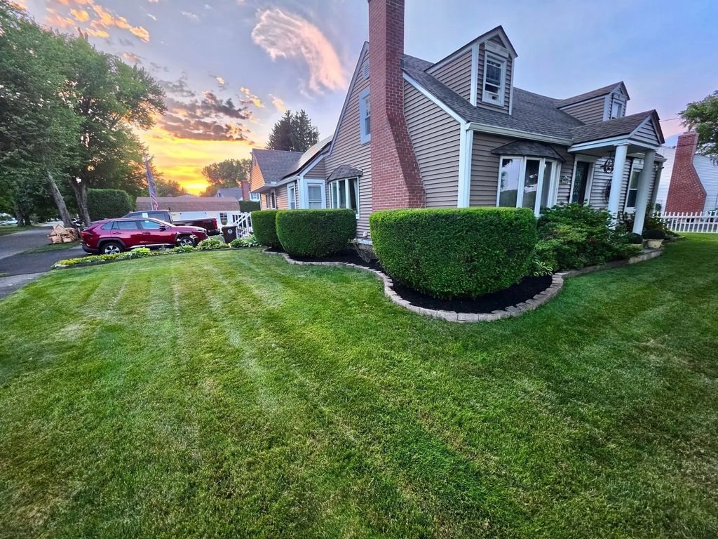 417 River Rd, Agawam