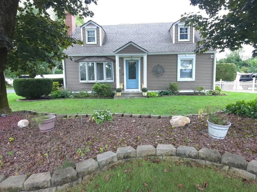417 River Rd, Agawam