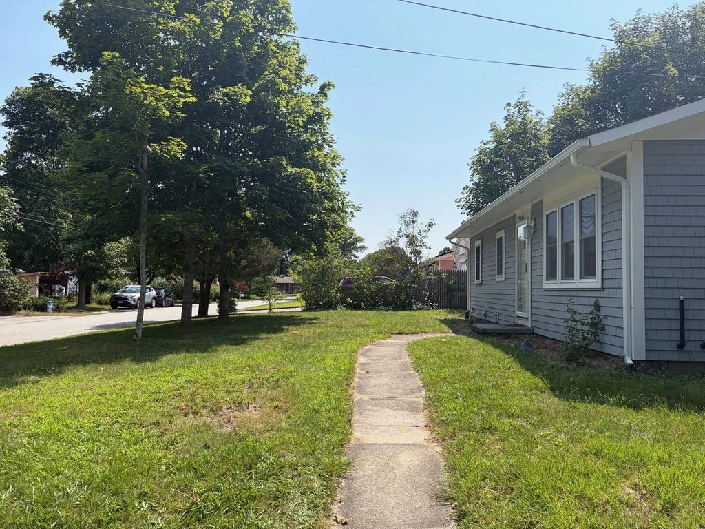 28 Prince Henry Dr, Falmouth