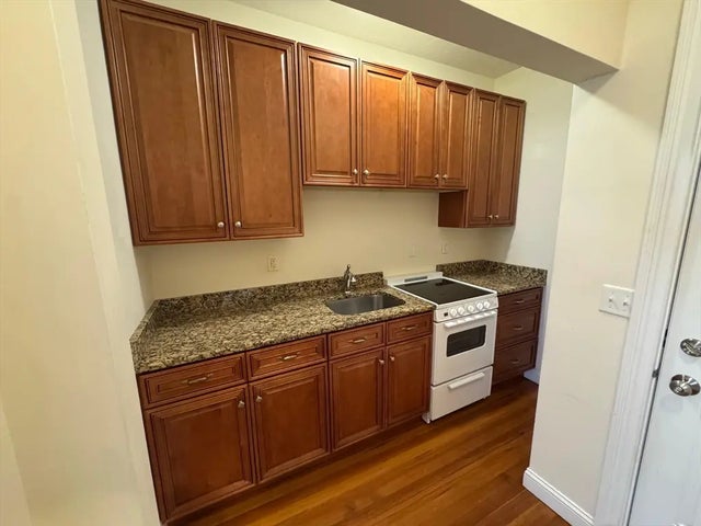 293 Broadway #2r, Methuen