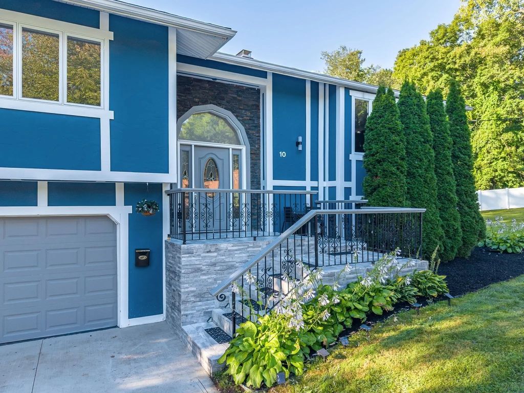 10 Robert Dr, Holyoke