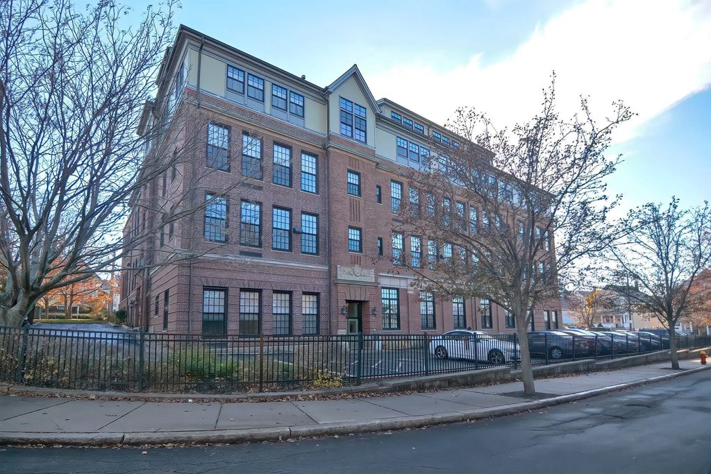 72 Ashland St #410, Malden