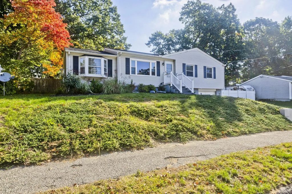 107 Parenteau Dr, Chicopee