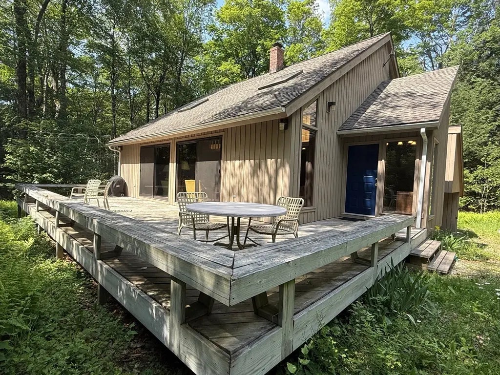 841 Moberg Rd, Becket