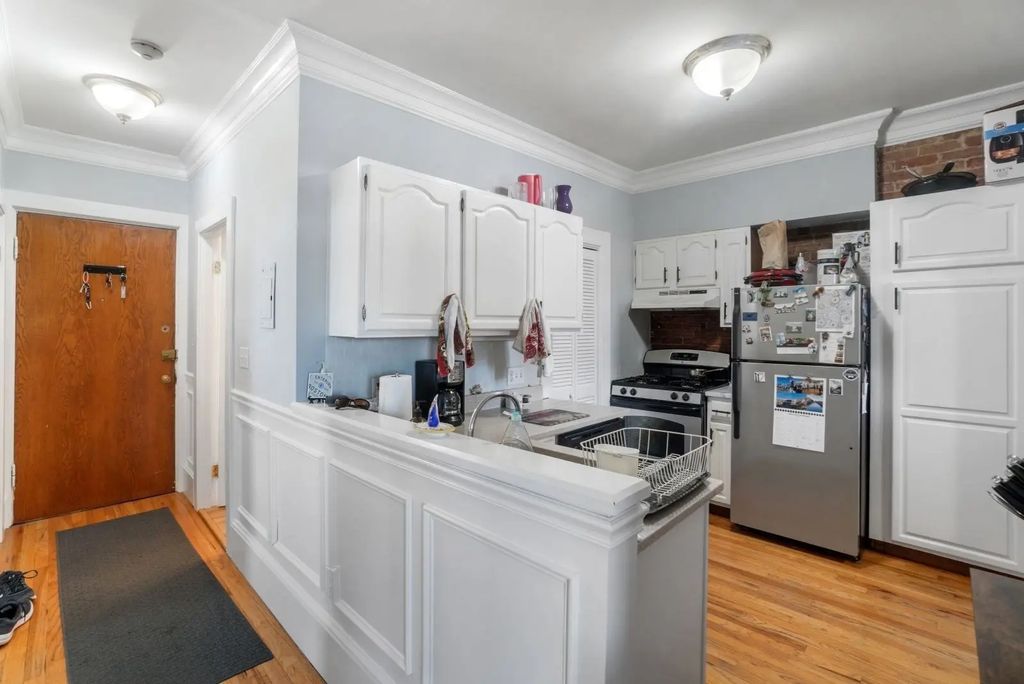 2 Pearl St #8, Boston