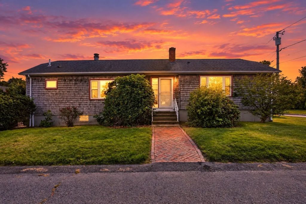 63 Hemlock St, Fall River