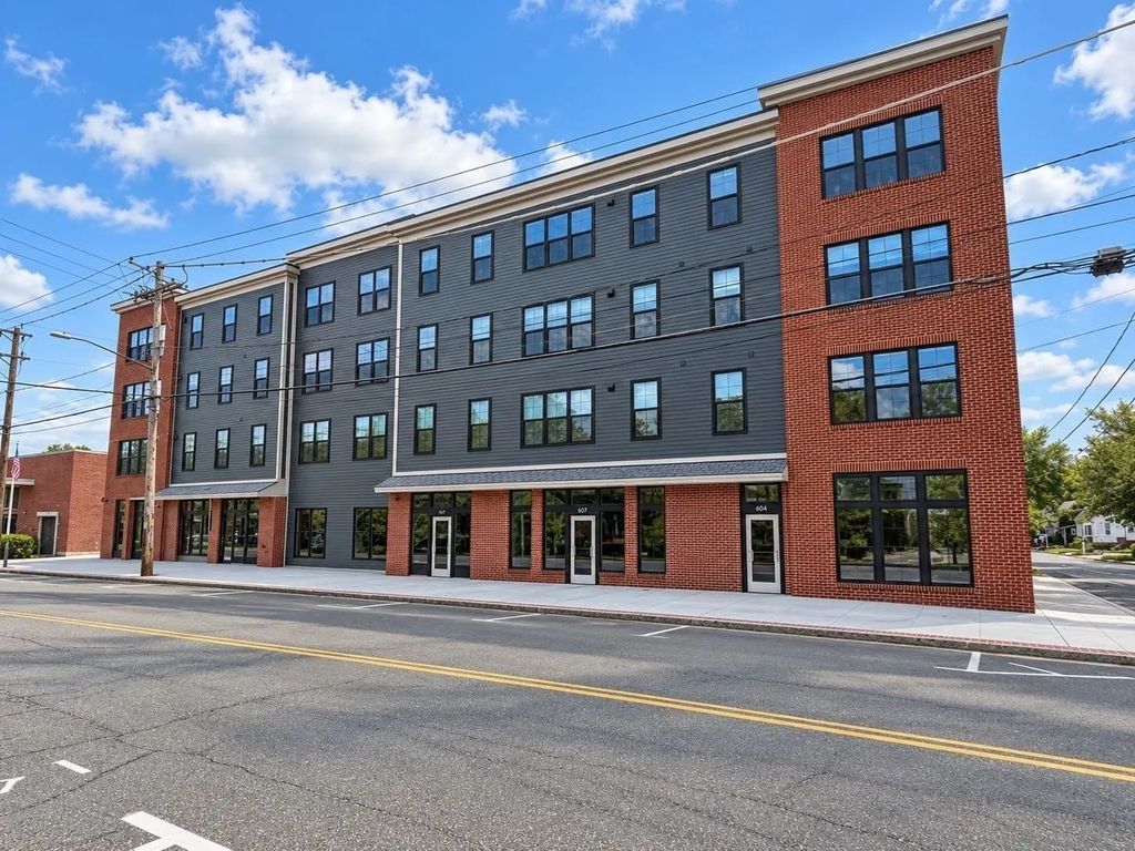 596 Washington St #305, Whitman