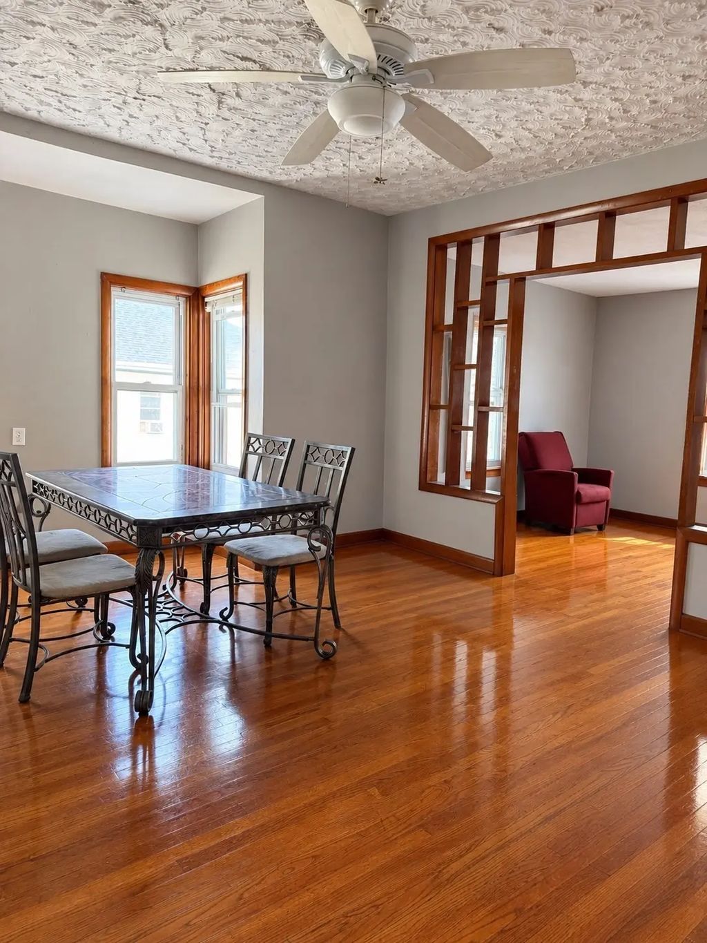 210 Hope St #3n, Fall River