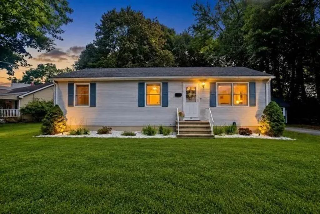30 Dale St, Holyoke