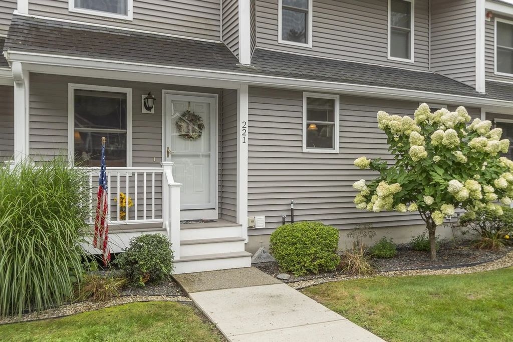 221 Bayberry Hill Ln #221, Leominster