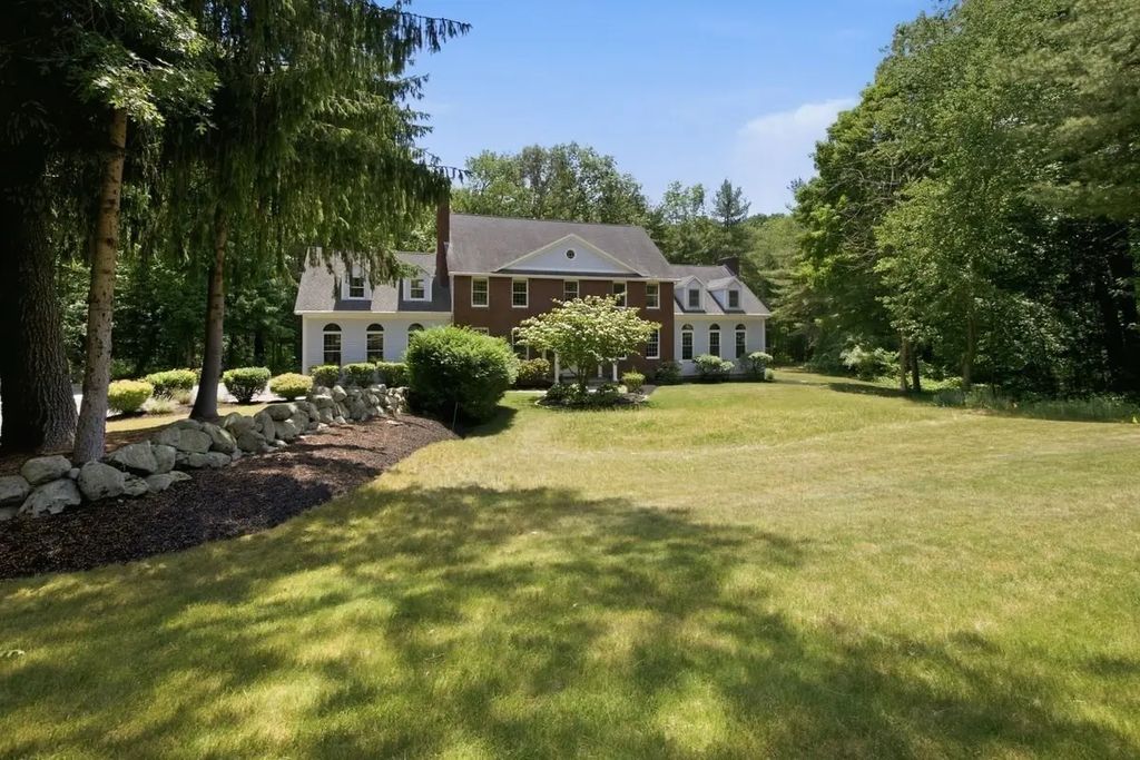 3 Windsor Drive, Foxboro