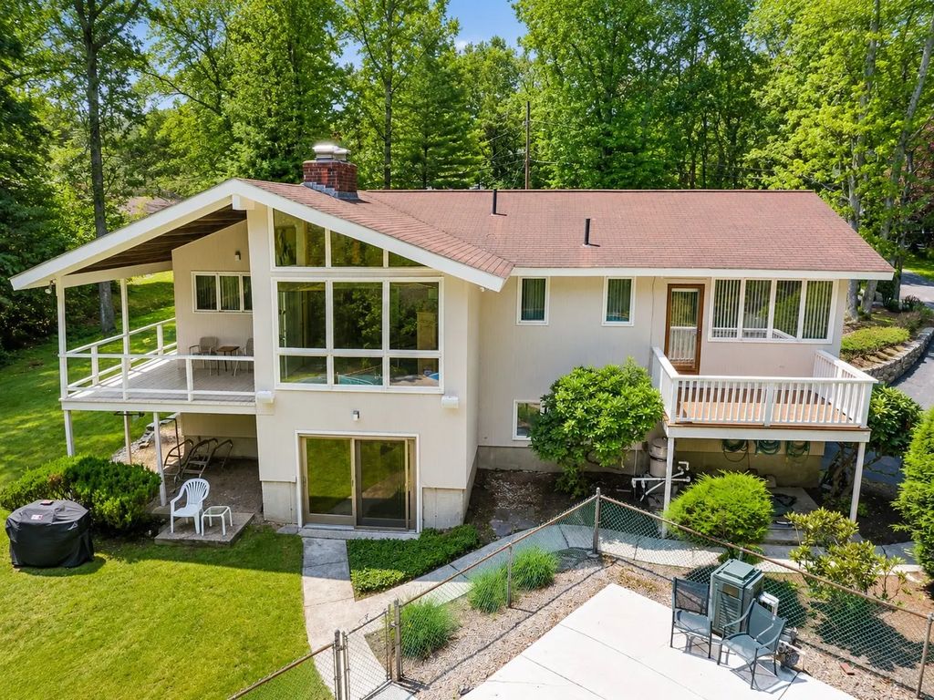 9 West Ridge Dr, Sharon