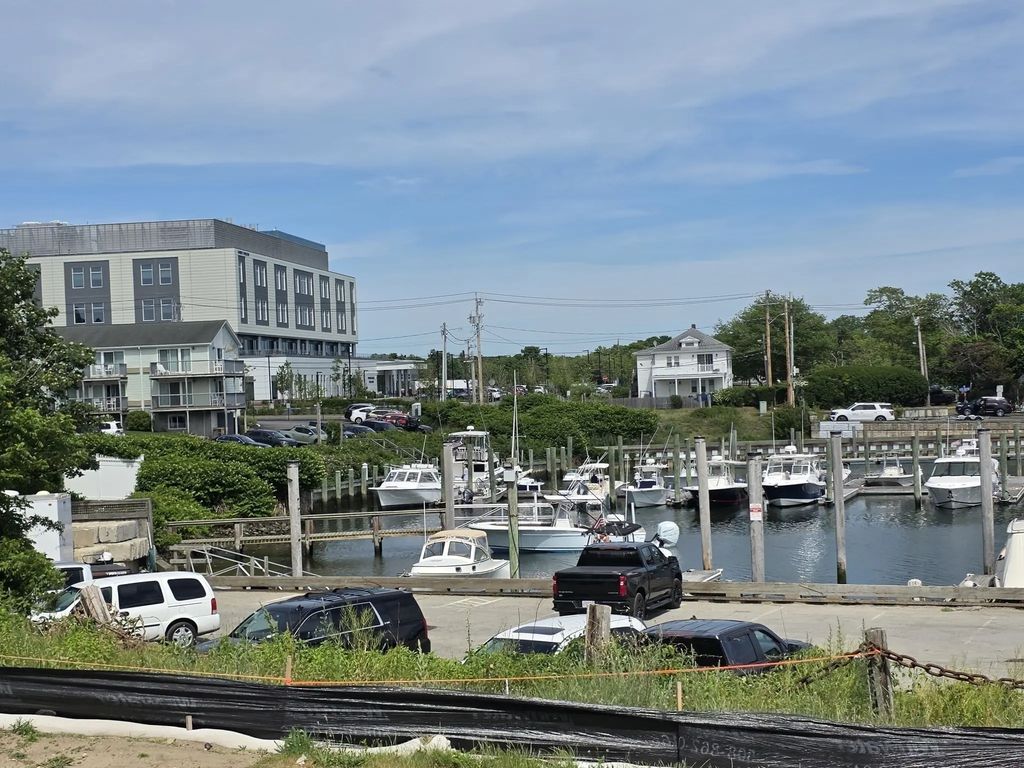110 School St #e104, Barnstable