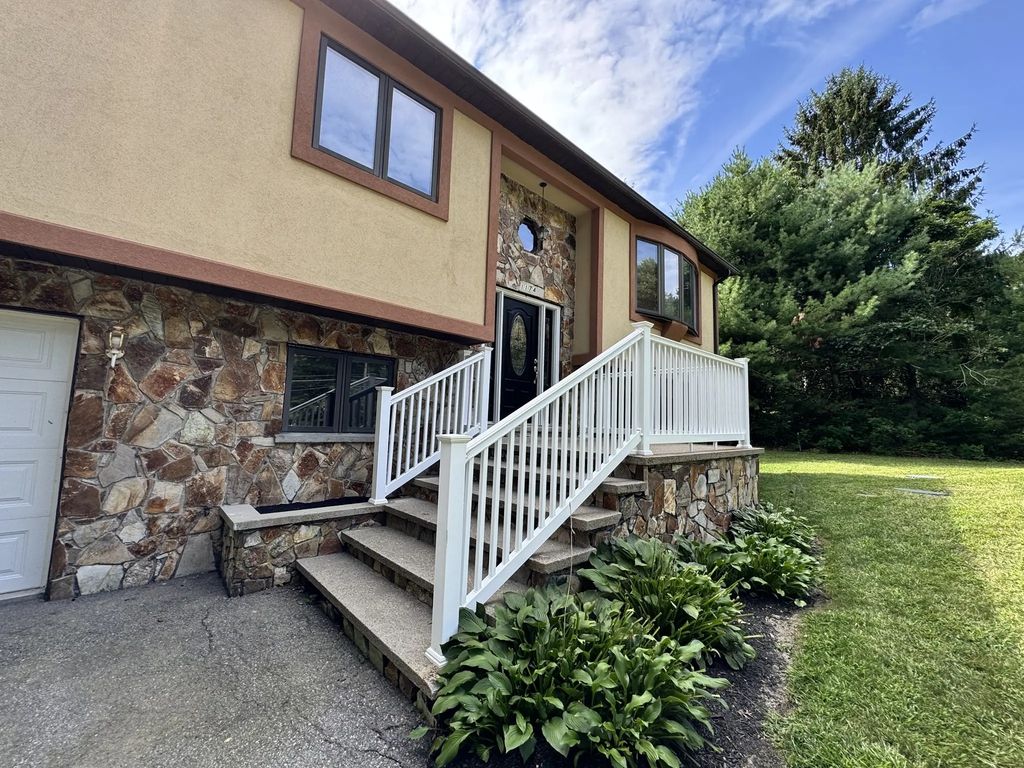1174 Old Fall River Rd, Dartmouth