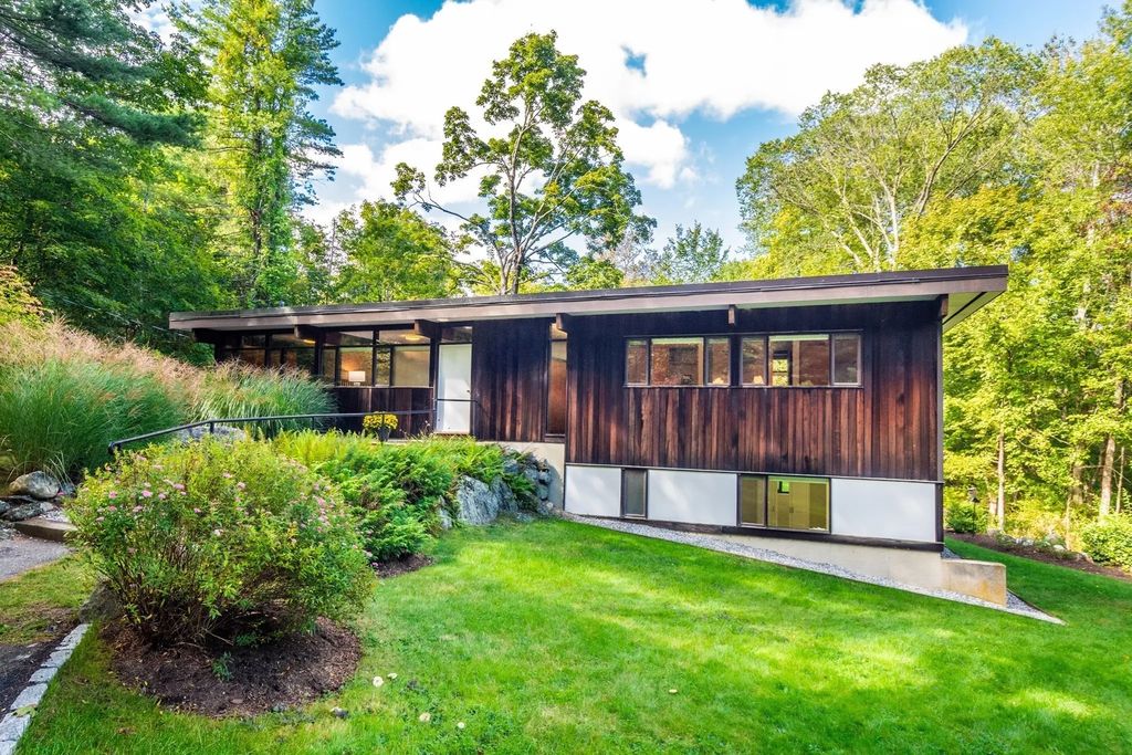7 Old Conant Rd, Lincoln