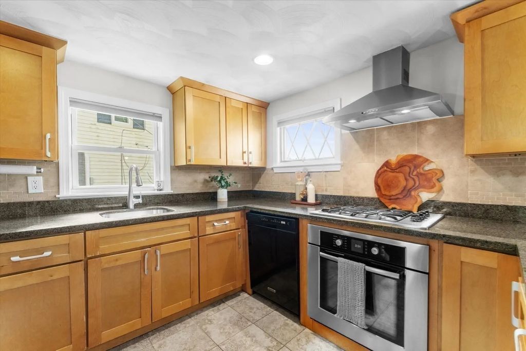 43 Elm St, Medford