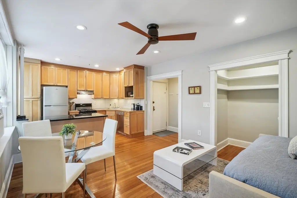 116 Riverway #18, Boston