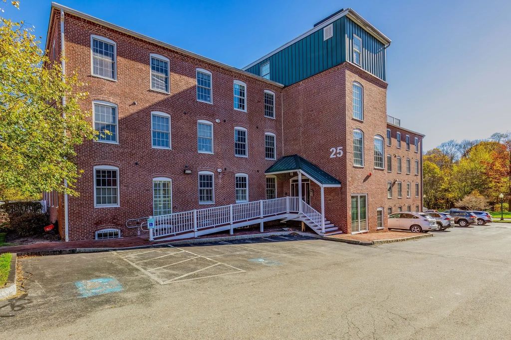 25 Cedar St #3, Amesbury
