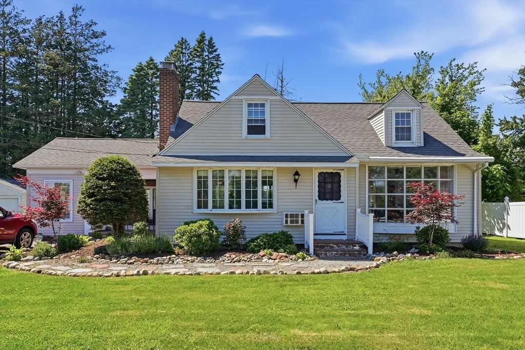 375 River Rd, Agawam