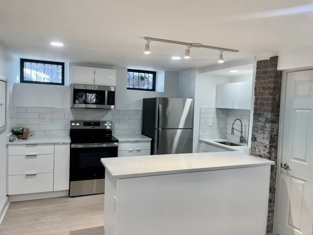 52 Clarendon #1, Boston