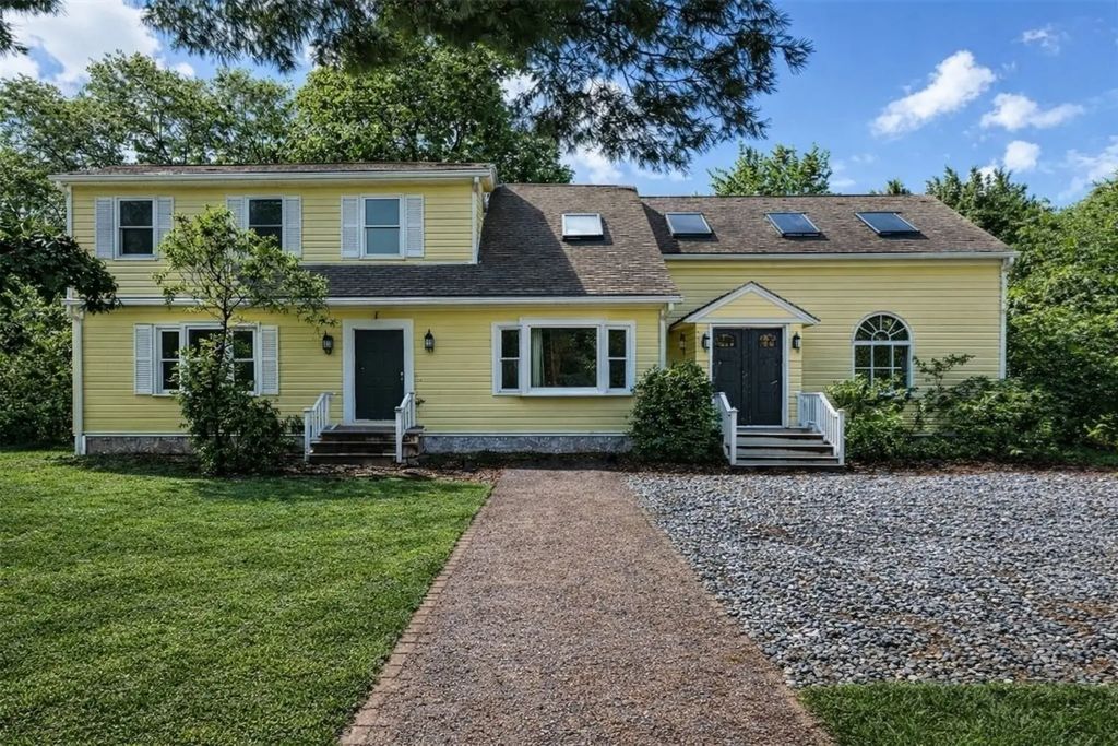 56 Pleasant View Ave, Smithfield