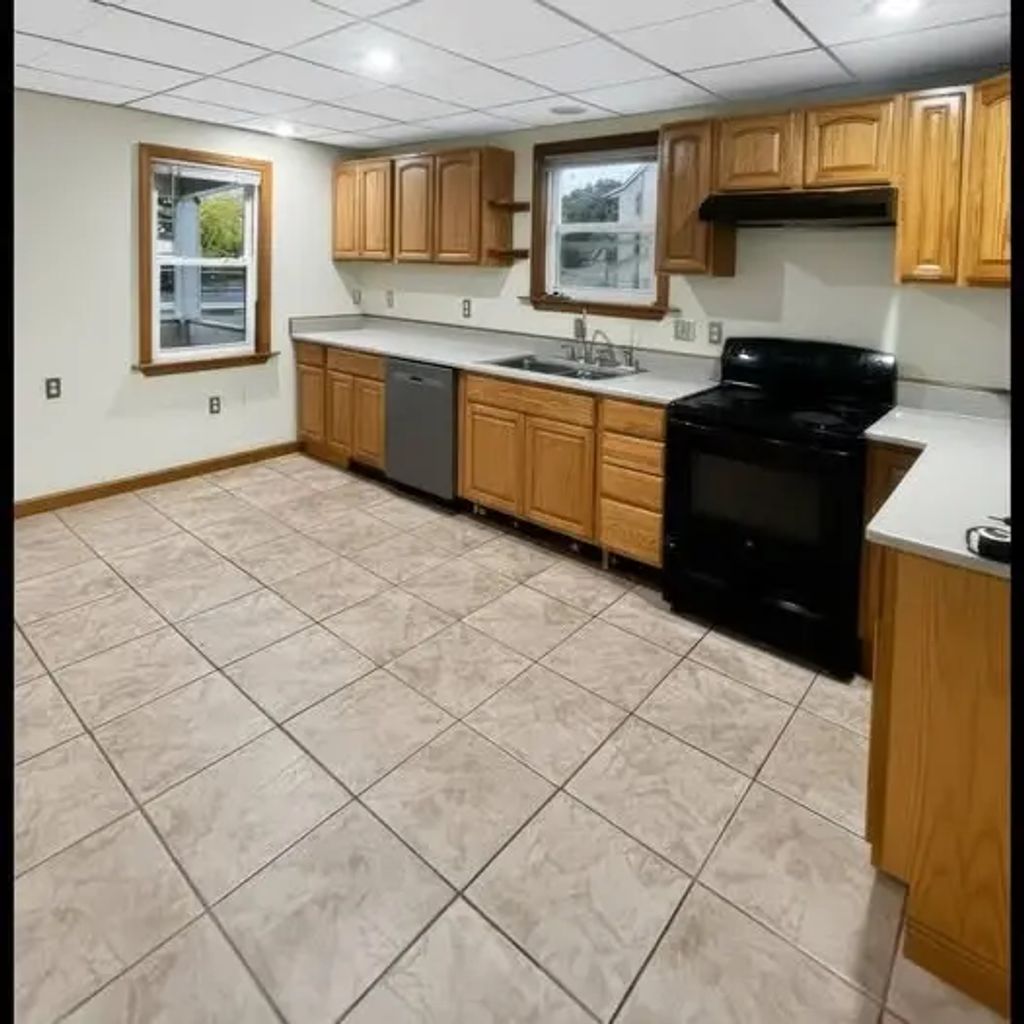 32 Oliver St #2, Southbridge