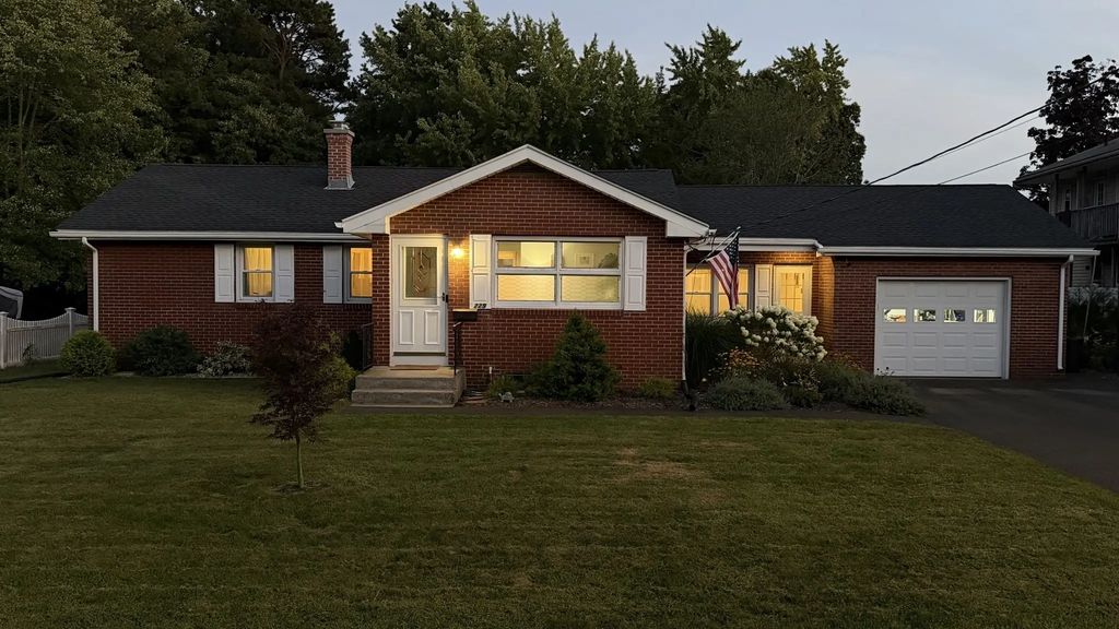 229 Mccarthy Ave, Chicopee