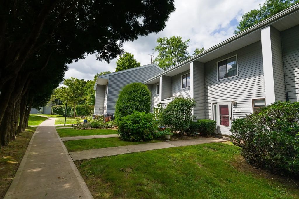555 Russell St #j-65, Westfield