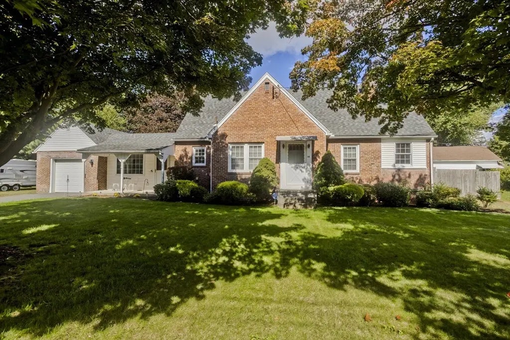 14 Greenacre Ln, Agawam