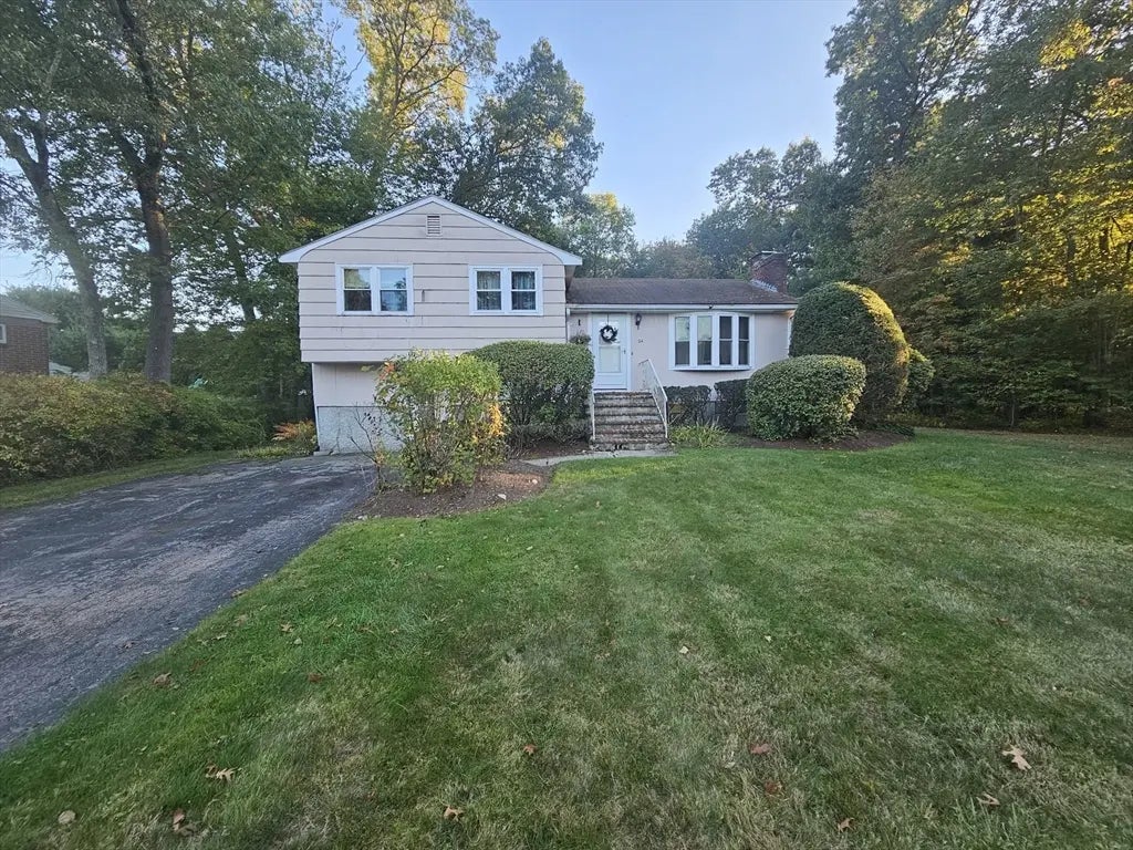 24 Eisenhower Dr, Easton