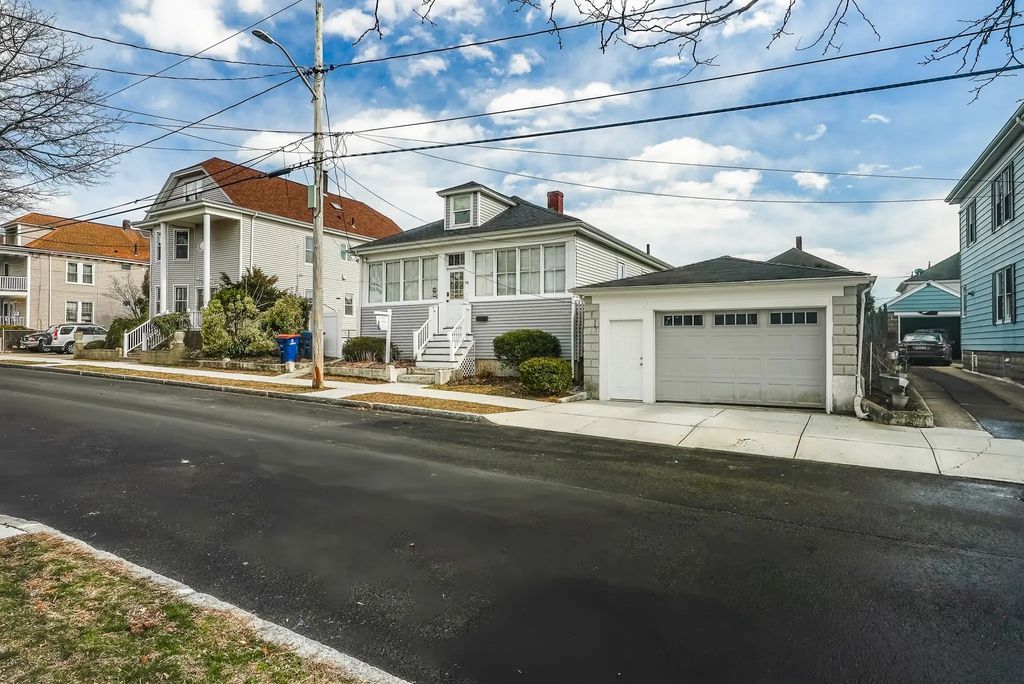58 Oaklawn St, New Bedford