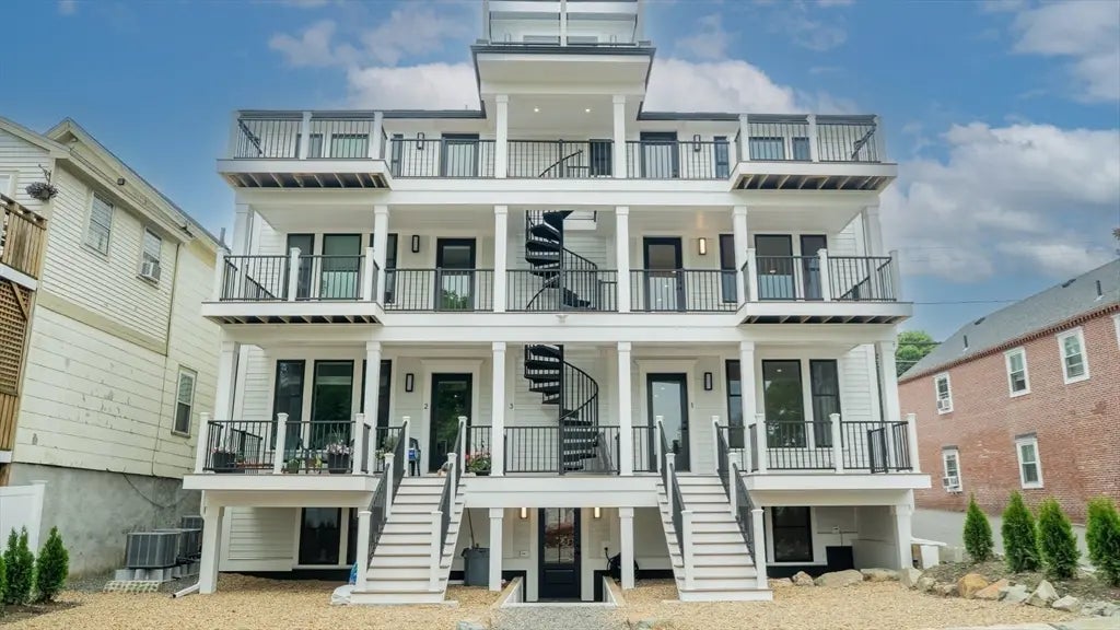 182 Merrimac St #1, Newburyport