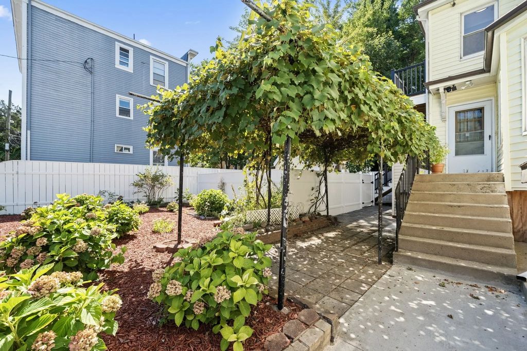 29 Hanson St #1, Somerville