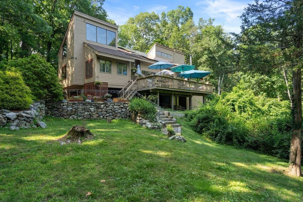 7 Hilltop Ln, Framingham
