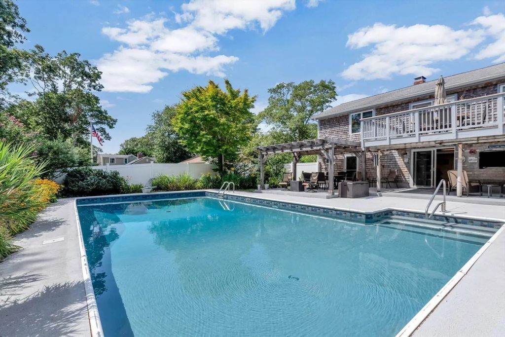 66 Sheaffer Rd, Barnstable