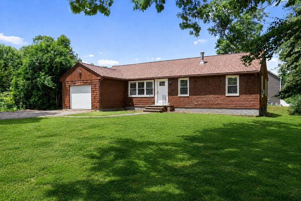 1096 Taunton Ave, Seekonk