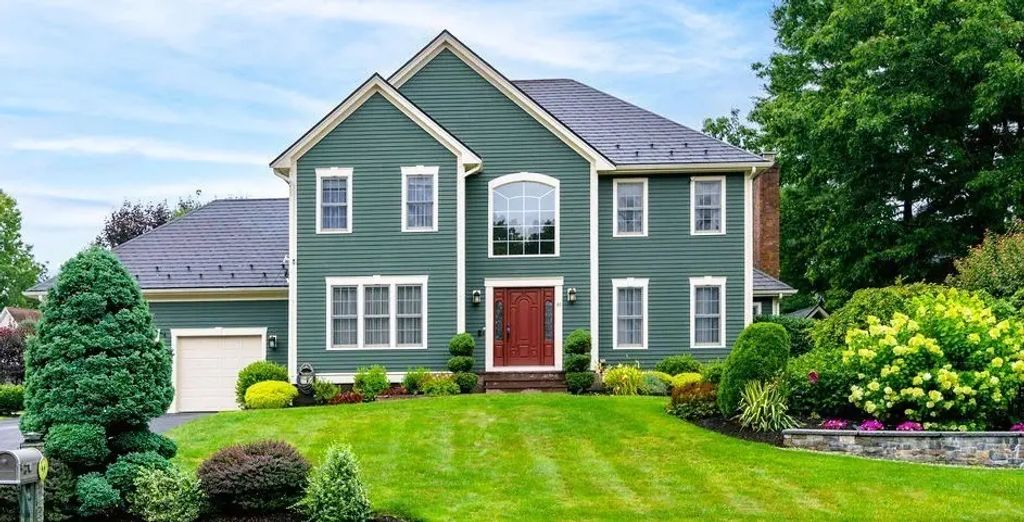 46 Hunt Dr, Stoughton
